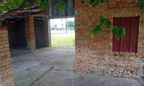 Rustico con giardino