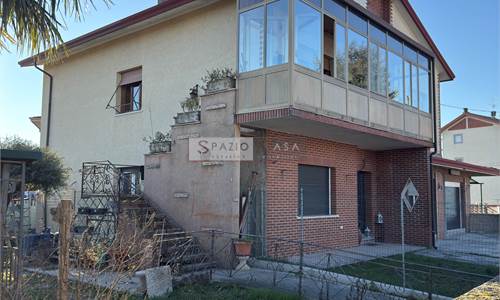Bifamiliare con giardino e ampio deposito